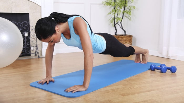 Exercícios para iniciantes: flexão de braço em casa