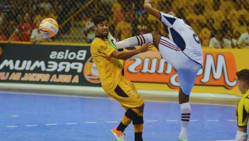 Pênalti no Futsal é toda falta sancionada com tiro livre direto cometida  dentro da área de pena. Entenda todas as r…