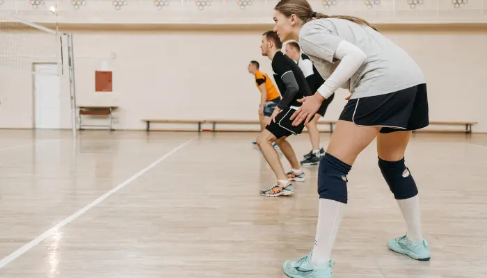 Posición inicial para hacer un Golpe de Antebrazo en el Voleibol