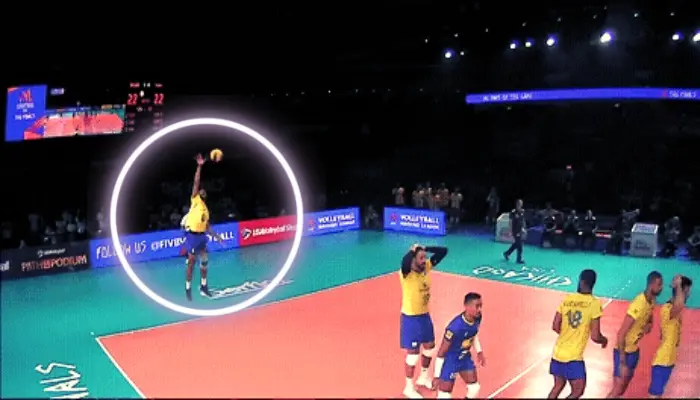 Batida na bola no saque híbrido no Voleibol