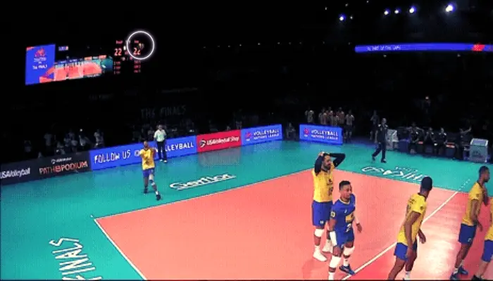 Lançamento da bola no Serviço Híbrido no Voleibol