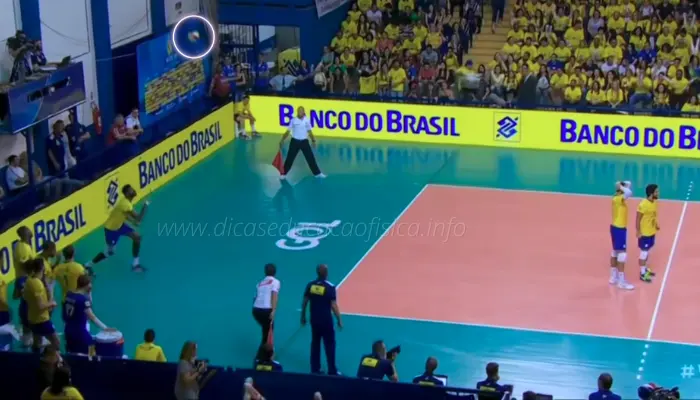 Lançamento da bola para fazer Serviço em Suspensão no Voleibol