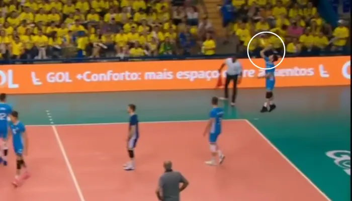 Salto e batida na bola no Serviço Flutuante